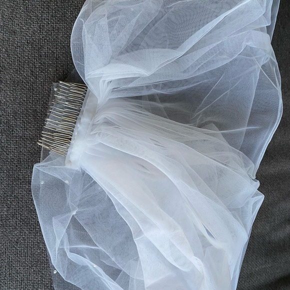 2-tier ivory shoulder veil - Picture 8 of 8